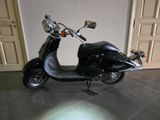 un scooter garé dans une pièce