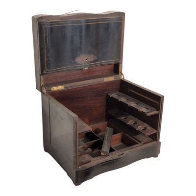 CAVE A LIQUEURS en bois noirci et filets de laiton