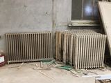 un radiateur et une fenêtre dans un coin de la pièce
