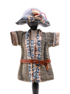 un mannequin coiffé d'un chapeau et portant une écharpe