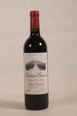 une bouteille de vin posée sur une table