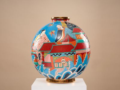 LONGWY "Un chinois en Chine" Vase boule coloniale en faïence…