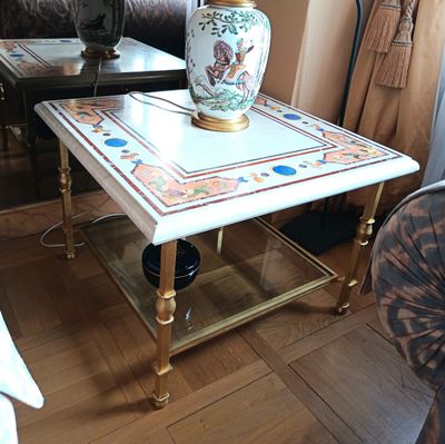 une table sur laquelle est posé un vase, dans un salon