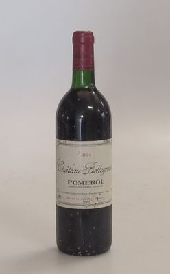 une bouteille de vin posée sur une table