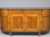 un buffet ancien avec un plateau en marbre