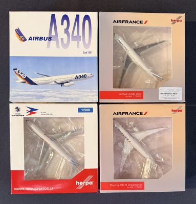 trois maquettes d'avions posées les unes à côté des autres sur une table