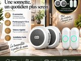 deux enceintes posées sur une table, à côté d'une plante