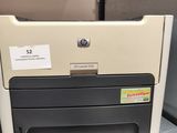 L'imprimante est posée sur l'étagère du bureau.