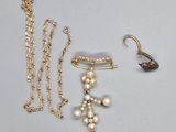 trois parures de bijoux en or et perles, comprenant chacune une bague, une boucle d'oreille et un collier