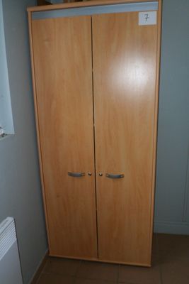 un meuble en bois dans le coin d'une pièce