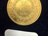 un gros plan d'une pièce d'or sur laquelle figure le chiffre 422