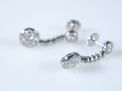 une paire de boucles d'oreilles posée sur une table