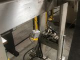 une machine qui travaille sur une pièce de bois