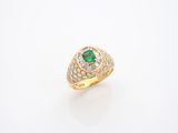 une bague en émeraude et diamant
