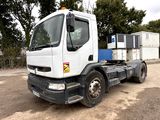un camion blanc garé dans la poussière