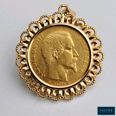 une image montrant un gros plan d'une pièce d'or dans un pendentif