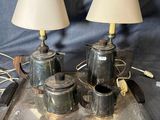deux lampes posées sur un plateau posé sur une table