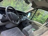 l'intérieur d'une voiture avec un volant et un tableau de bord