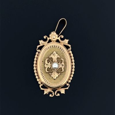 un gros plan sur une boucle d'oreille en or sertie d'une perle