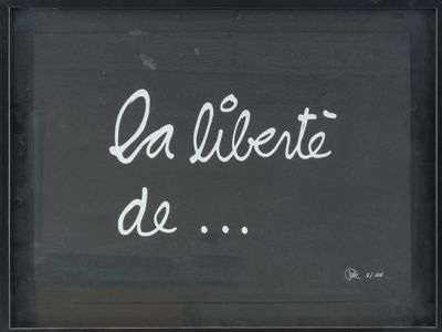 photographie en noir et blanc d'un tableau noir sur lequel sont inscrits les mots « la liberté de »