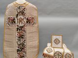 deux morceaux de tissu sur lesquels est représentée une croix