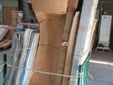 une grande pile de cartons entreposée dans un entrepôt