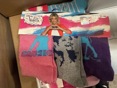 plusieurs paires de chaussettes dans une boîte posée sur le sol