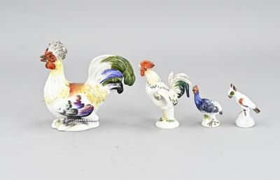 cinq figurines de coqs exposées sur une table