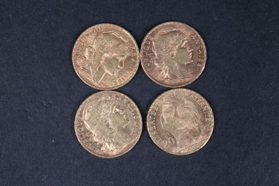 quatre pièces de monnaie britanniques empilées les unes sur les autres sur une surface noire