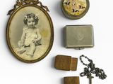 la photo d'une petite fille dans un cadre, à côté d'autres objets