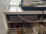 une caisse enregistreuse posée sur une étagère dans une pièce