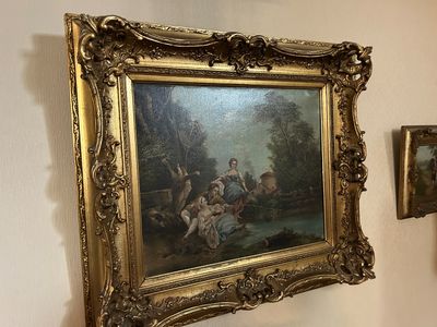 une photo d'un tableau accroché au mur