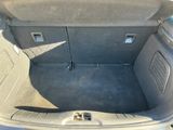 le coffre d'une voiture dont la banquette est rabattue
