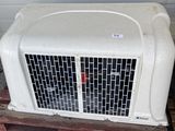 un climatiseur blanc posé sur une palette
