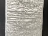 un matelas emballé, posé par terre