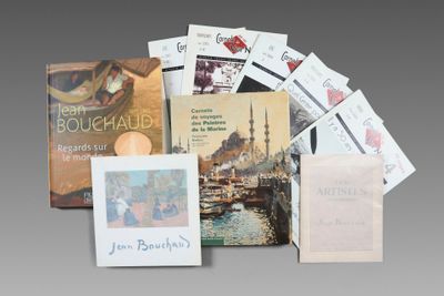 une pile de livres posée sur une table
