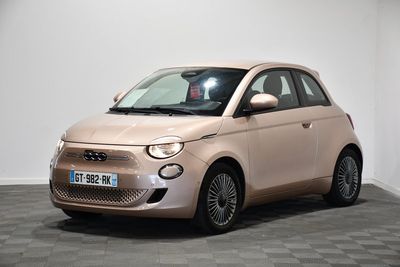 une photo d'une petite voiture dans un showroom