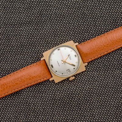 une image d'un gros plan d'une montre-bracelet sur une surface noire