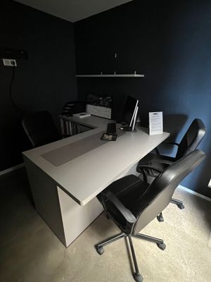 un bureau avec une chaise et un ordinateur dessus