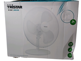 une boîte contenant un ventilateur, sur fond blanc