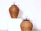 deux vases posés sur une table blanche