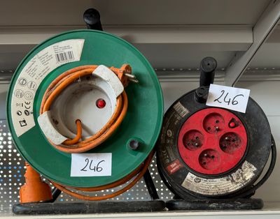 deux types différents de fils électriques sur l'étagère