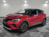 la voiture rouge est garée sur le sol en damier d'un garage