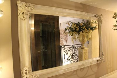 un grand miroir accroché au mur au-dessus d'un lavabo