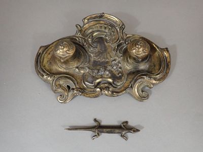 Lot de 2 pièces en régule comprenant : encrier en régule dor…