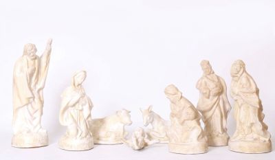 un ensemble de figurines représentant des personnages et des animaux sur un fond blanc