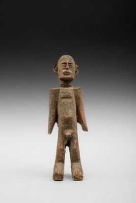 une petite figurine représentant un homme avec un visage et des bras