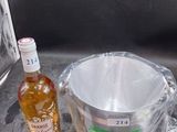 une bouteille d'alcool et un bol posés sur le plan de travail