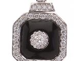 un gros plan d'un pendentif en forme de diamant noir et blanc sur fond blanc
