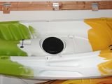 deux kayaks accrochés au mur l'un à côté de l'autre